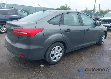 2018 Ford Focus S z USA, uszkodzony, nr VIN 1FADP3E28JL276649